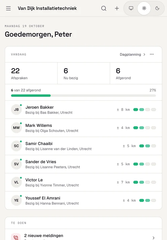 Veldly-dashboard op een tablet, staand
