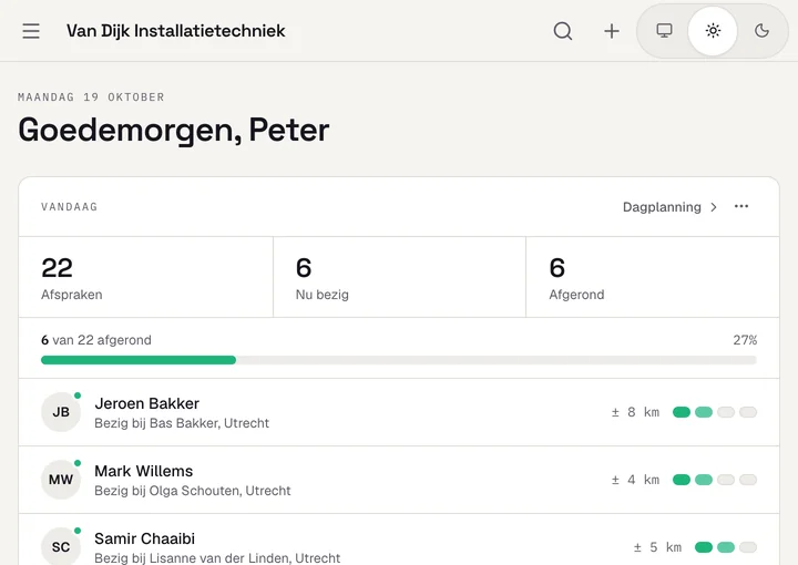 Veldly-dashboard op een opengevouwen telefoon, liggend, met het menu achter de knop linksboven