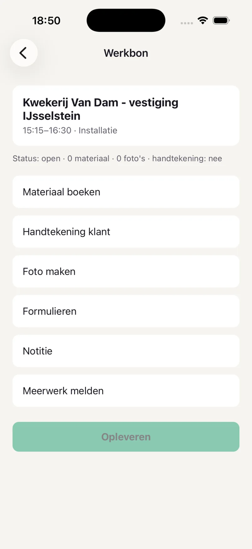 De werkbon in de monteurs-app met materiaal boeken, handtekening, foto maken en opleveren.